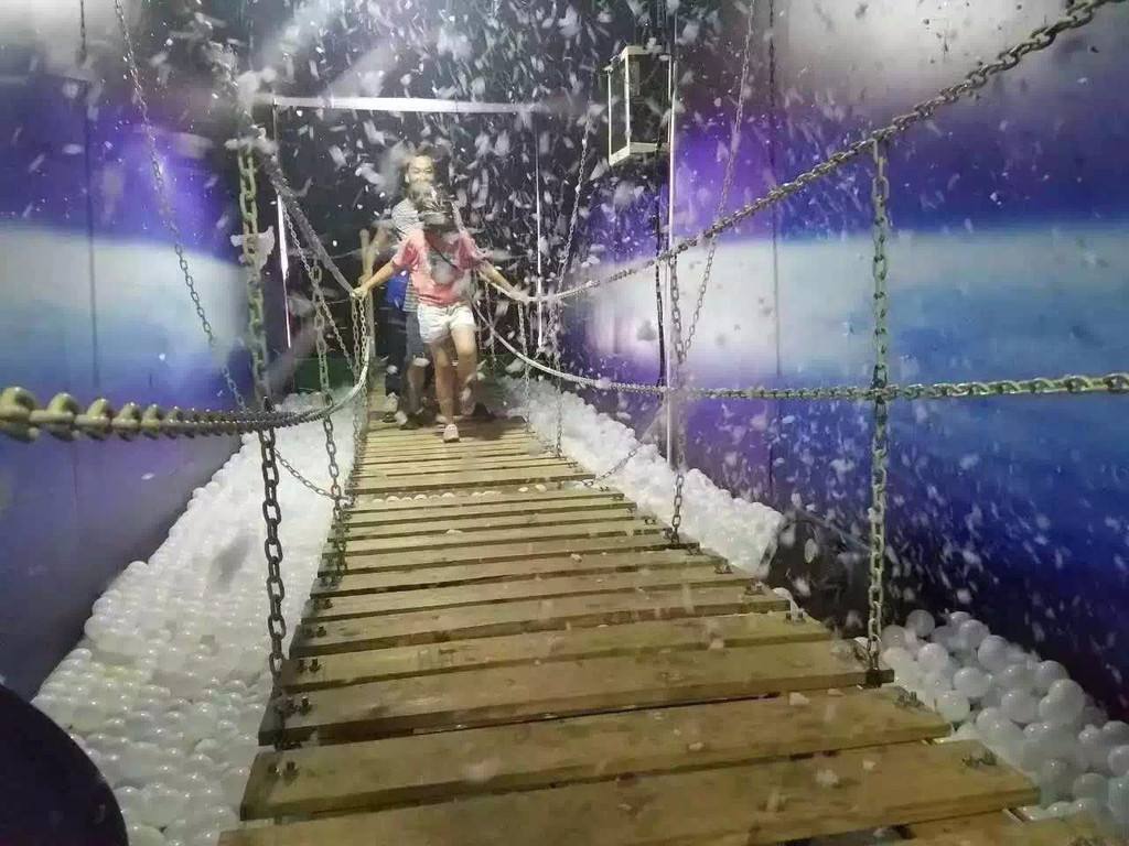 VR雪山吊橋 暖場互動娛樂設(shè)備 高端科技互動設(shè)備 娛樂暖場道具租賃 虛擬感應(yīng)世界 眾暖熊道具租賃 出售